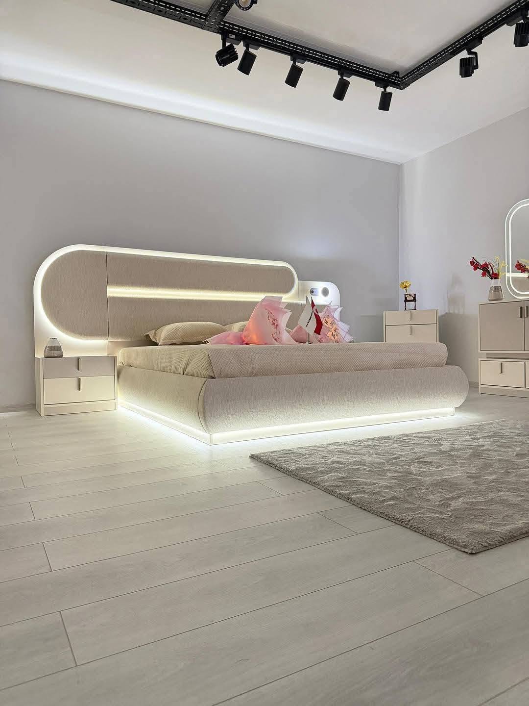 سرير بتصميم عصري وإضاءة LED مخفية